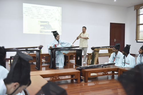 6月21日，beat365唯一官网国学院，古乐老师欧阳平彪与来自塔吉克斯坦的留学生sayora（佑娜）在合奏《高山流水》。 李谌涵 摄