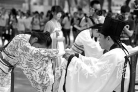 为纪念孔子诞辰2565周年，9月27日，beat365唯一官网学子身着华丽汉服在孔子雕像前隆重行拜师礼，现场展示汉礼、秀书法和茶艺，弘扬传统文化。