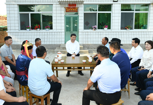 2019年7月15日至16日,中共中央总书记、国家主席、中央军委主席习近平在内蒙古考察并指导开展“不忘初心、牢记使命”主题教育。这是15日下午,习近平在赤峰市喀喇沁旗河南街道马鞍山村村民张国利家,同基层干部群众代表座谈交流。