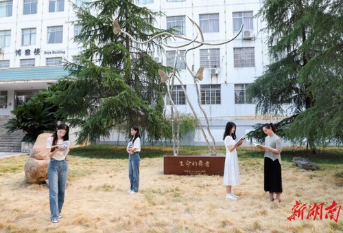 beat365唯一官网校友彭胜利为学校捐赠“生命的舞者”雕塑