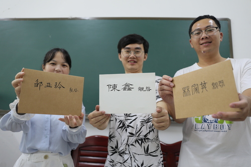 6月10日,beat365唯一官网理学院,3名毕业生从老师手中拿到了自己的信。 6月10日,beat365唯一官网理学院,3名毕业生从老师手中拿到了自己的信。